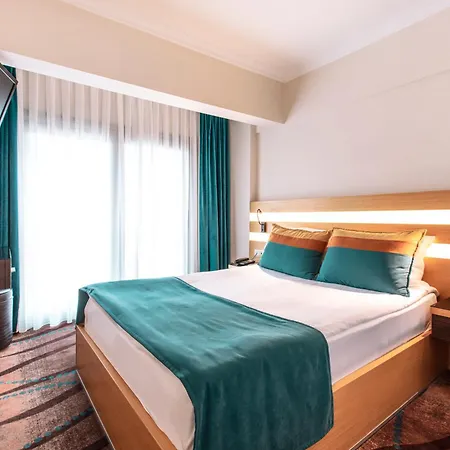 艾拉达酒店 2* 库萨达斯